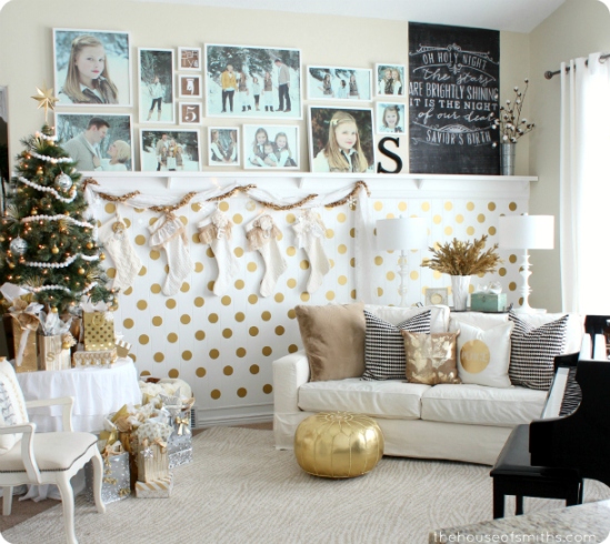 Gold Christmas home decor - thehouseofsmiths.com #golddecor #christmasdecorating #houseofsmiths #christmasshelfdecor #christmasdecoratingideas